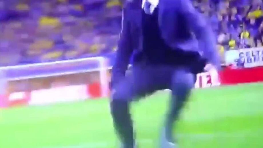Já depois de se ter dirigido a Jürgen Klopp, homólogo dos reds, de dedo em riste, teve esta cena impressionante