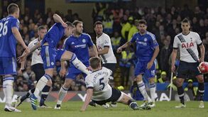 Chelsea empata Tottenham e entrega título ao Leicester 