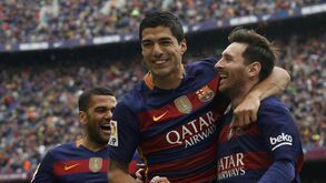 Barcelona goleia no dérbi e é líder isolado