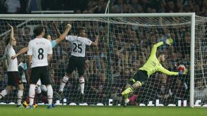 Adeptos do West Ham atingem autocarro do Man. United com garrafas