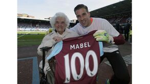 Mabel Arnold, uma 'hammer' Centenária 