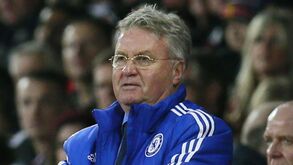 Chelsea dá prendas estranhas a Gus Hiddink
