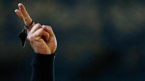 Gosta de discutir arbitragem? Faça o teste para árbitros de futsal