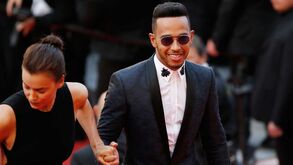 Hamilton e Irina de mãos dadas...