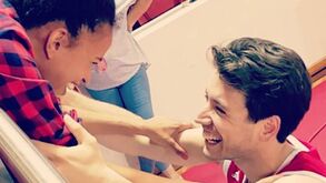 Tomás Barroso celebra vitória com namorada