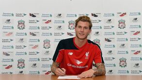 Guarda-redes Loris Karius assina pelo Liverpool