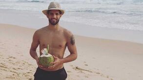 Praia e água de coco. Onde está Lisandro Lopez de férias?