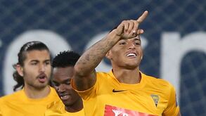 Diego Carlos a caminho de França