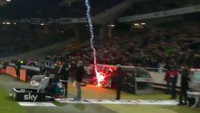 Foi esta a tocha que valeu 90 mil euros de multa ao Wolfsburgo