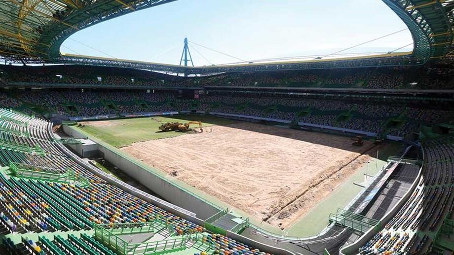 Assim se encontra o relvado de Alvalade neste momento