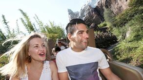 Falcão diverte-se em família na Disney