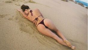 A praia fica melhor quando ela lá vai 