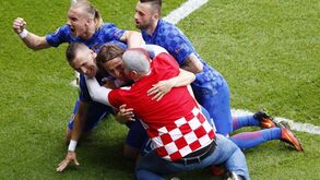 Bem, ficamos por aqui em mais um dia de acompanhamento do Euro'2016. Abaixo deixamos uma das fotos do dia, de um adepto croata a celebrar com Luka Modric o golo da vitória sobre a Turquia