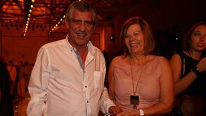 Mulher de Fernando Santos torce à distância