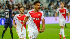 Hélder Costa continua cedido