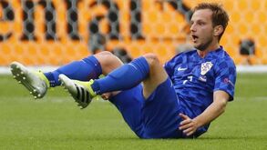 Rakitic amplia para 2-0 para a Croácia diante da Rep. Checa