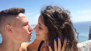 Nuno Santos faz praia na Nazaré... com muito amor