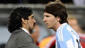 Maradona pede a Messi para ficar na seleção argentina