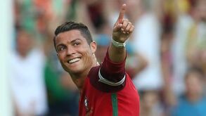 Ronaldo não pretende seguir exemplos de Messi e Ibrahimovic nas seleções