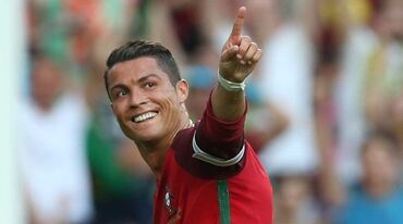 Ronaldo não pretende seguir exemplos de Messi e Ibrahimovic nas seleções