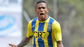 Amilton Silva chega para o ataque