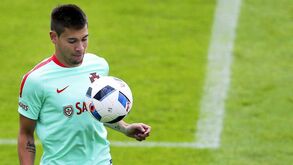 Raphaël Guerreiro integrado no treino