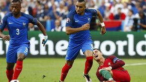 Cristiano Ronaldo sai lesionado e em lágrimas