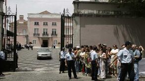 Centenas de pessoas aguardam chegada da Seleção ao Palácio de Belém