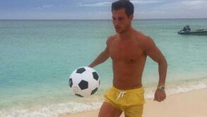É que nem nas férias Cédric larga a bola
