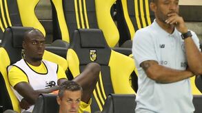 Martins Indi espera sentado... no banco