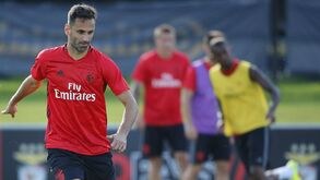 Águias goleiam (5-0) em jogo à porta fechada