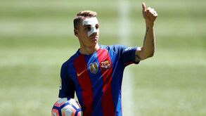 Lucas Digne: namorada do craque reforça bancadas do Camp Nou