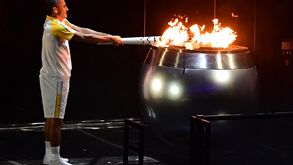 Vanderlei Cordeiro de Lima acendeu a pira olímpica no Maracanã