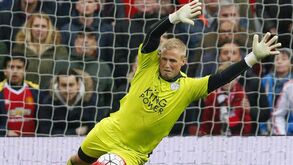 Kasper Schmeichel renova com o Leicester