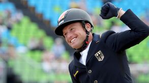 Michael Jung revalida título de concurso completo de equitação