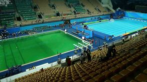 Água da piscina fica misteriosamente verde