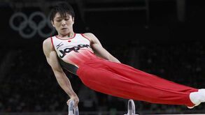 Japonês Kohei Uchimura revalida título no concurso completo