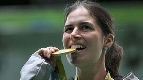 Barbara Engleder conquista ouro em carabina três posições a 50 m