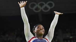 Simone Biles vence 'all-around' e aponta a inédito penta