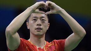 Ma Long rouba título olímpico a Jike Zhang com final arrasadora