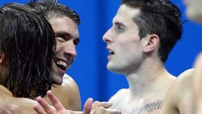 Michael Phelps despede-se com chave de ouro