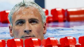 Ryan Lochte foi assaltado por... homens disfarçados de polícias