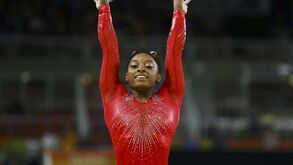 Simone Biles soma terceira medalha com triunfo na prova de salto