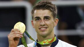 Max Whitlock ganha a prova de cavalo com arções