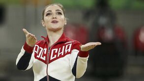Aliya Mustafina revalida título nas paralelas assimétricas