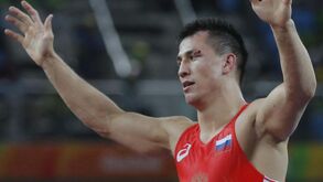 Roman Vlasov revalida título em greco-romana nos 75kg