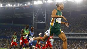 Wayde van Niekerk de ouro e com recorde do Mundo nos 400 metros