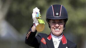 Charlotte Dujardin conquista ouro em ensino individual