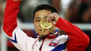 Ri Se-gwang conquista ouro no salto de cavalo