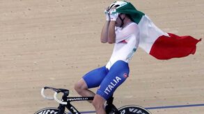 Elia Viviani bate Cavendish na final de omnium